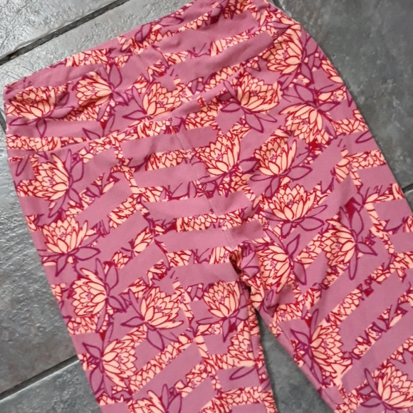 Lularoe OS Pink Flowers one size soft leggings - Picture 2 of 6